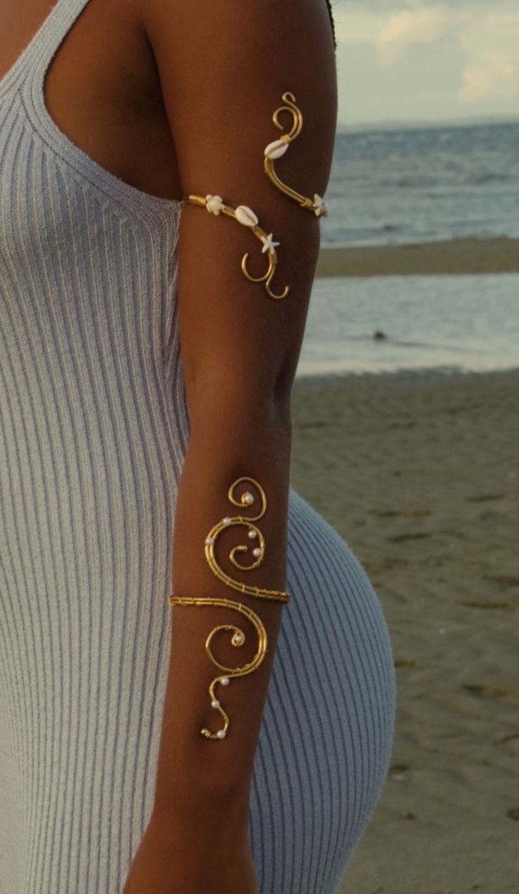 Bracelet CINDOORA porté à la plage — acier inoxydable résistant à l'eau